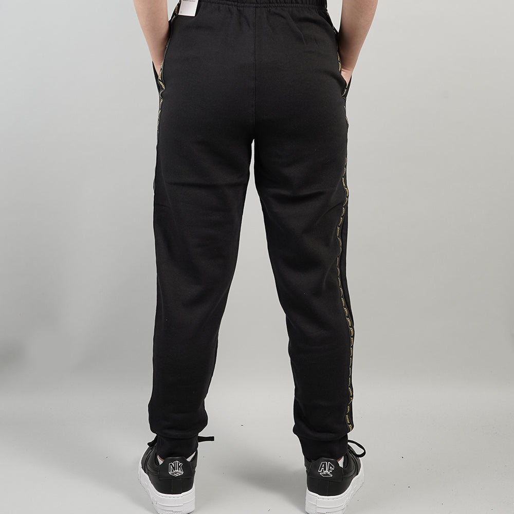 
                  
                    NIKE SPORTWEAR
                  
                