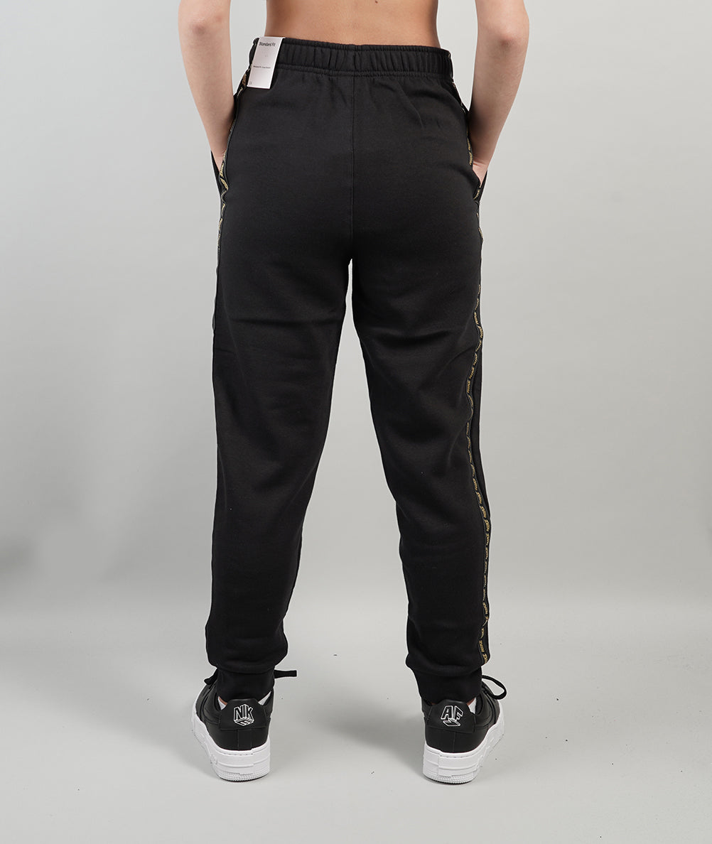 
                  
                    NIKE SPORTWEAR
                  
                