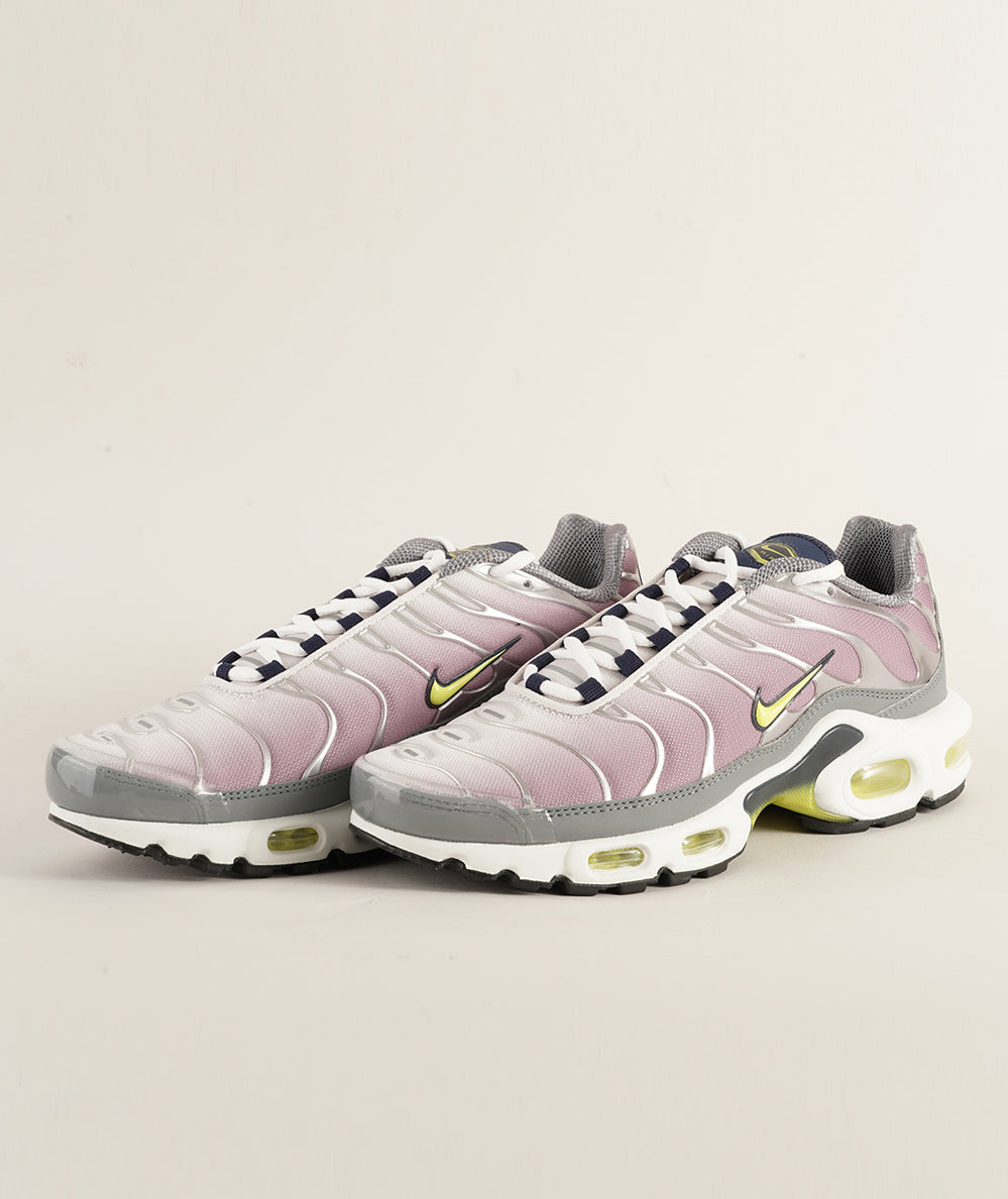 
                  
                    NIKE AIR MAX PLUS
                  
                