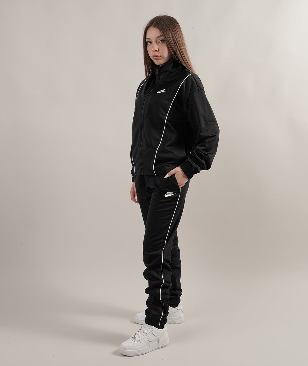 
                  
                    NIKE Tuta da Donna Fitted Sportswear
                  
                