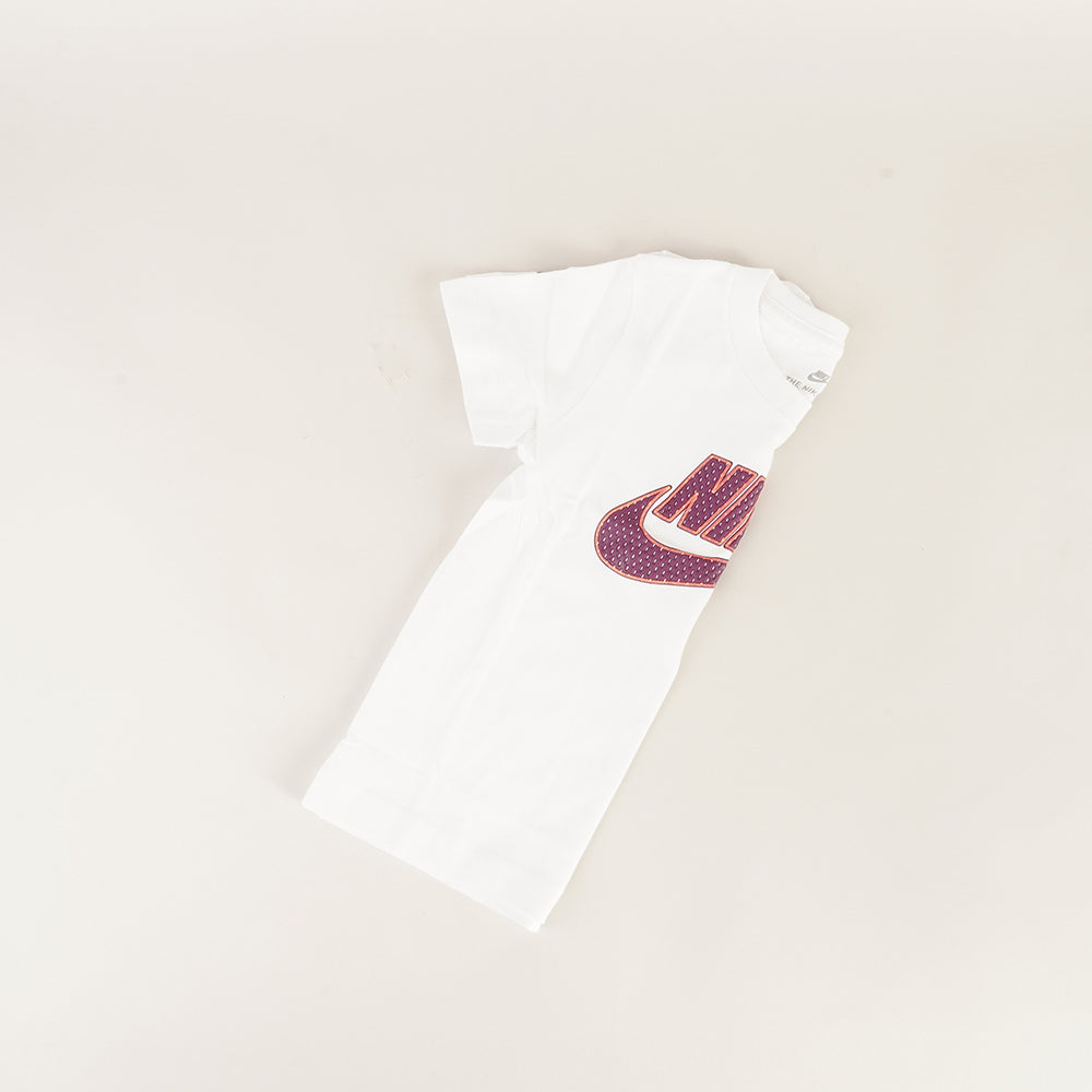 
                  
                    NIKE T-SHIRT BASIC
                  
                