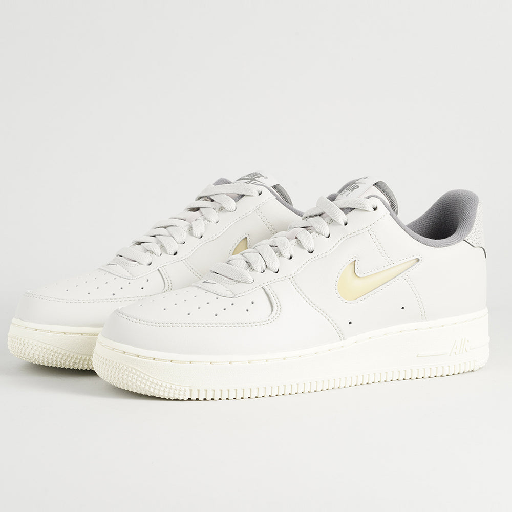 
                  
                    NIKE AIR FORCE 1 '07 LX
                  
                