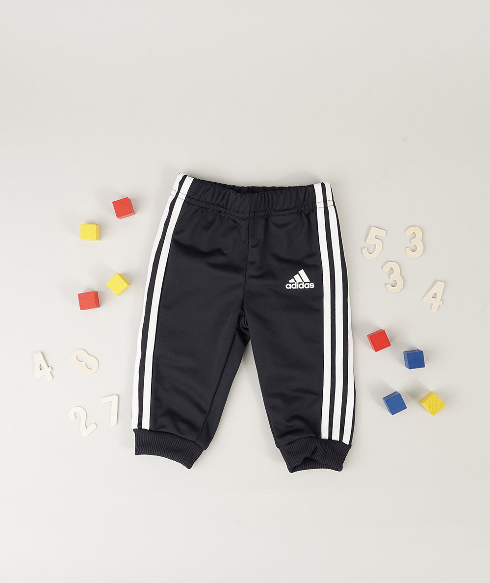 
                  
                    ADIDAS AEROREADY ESSENTIALS
                  
                