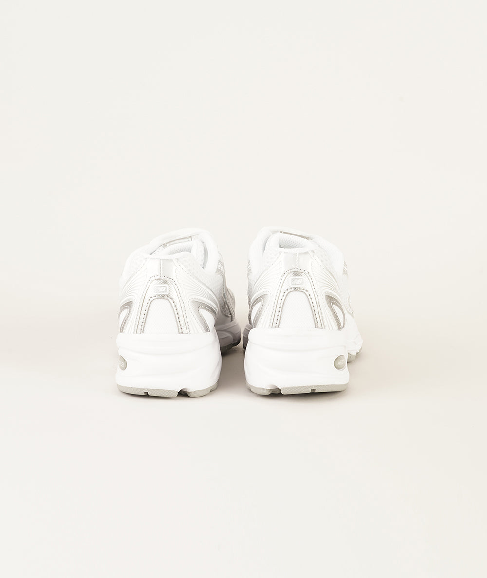 
                  
                    NEW BALANCE 740
                  
                