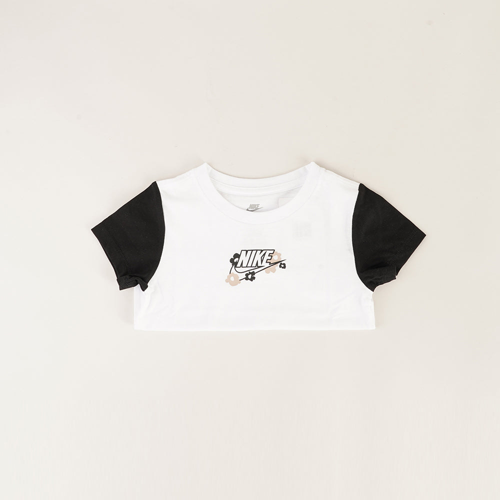 
                  
                    NIKE T-SHIRT BASIC
                  
                