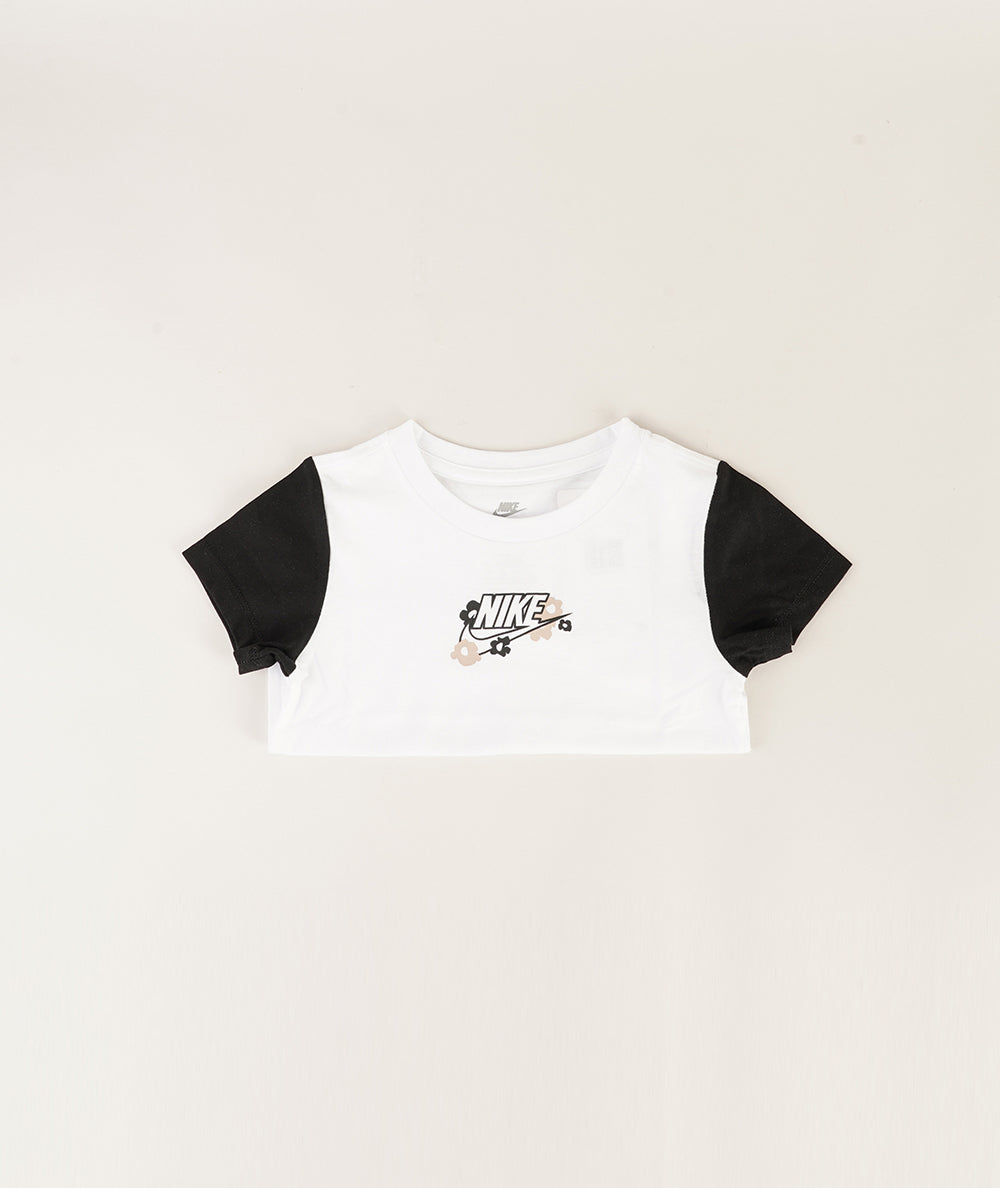 
                  
                    NIKE T-SHIRT BASIC
                  
                