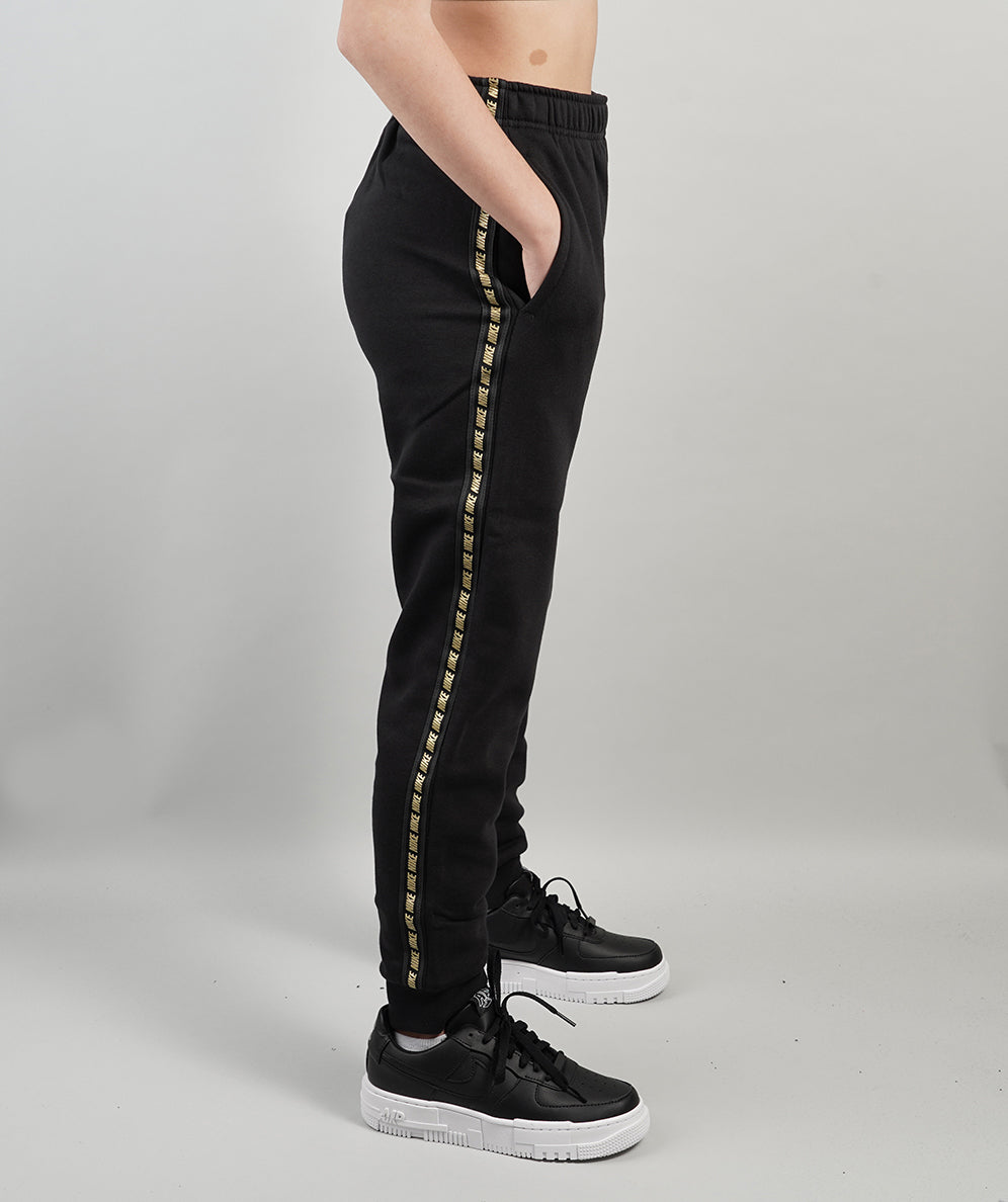 
                  
                    NIKE SPORTWEAR
                  
                