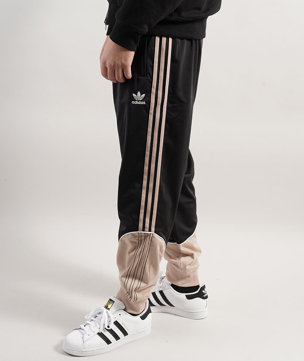 
                  
                    ADIDAS TRACK PANTS TRICOT SST
                  
                