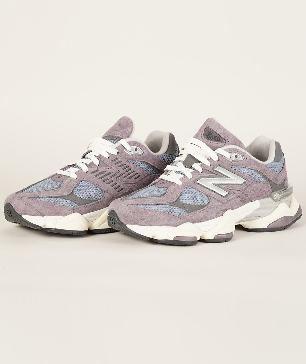 
                  
                    NEW BALANCE 9060
                  
                