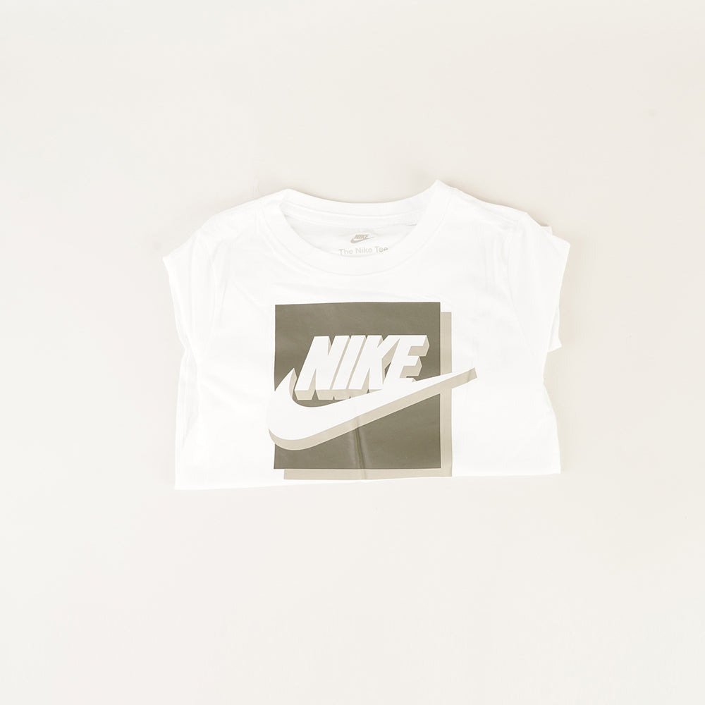 
                  
                    NIKE T-SHIRT BASIC
                  
                