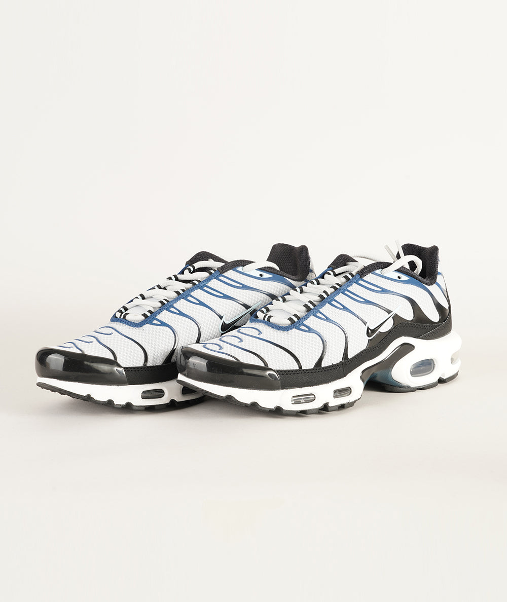 
                  
                    NIKE AIR MAX PLUS
                  
                