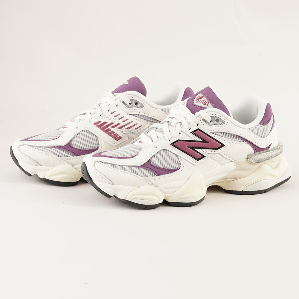 
                  
                    NEW BALANCE 9060
                  
                