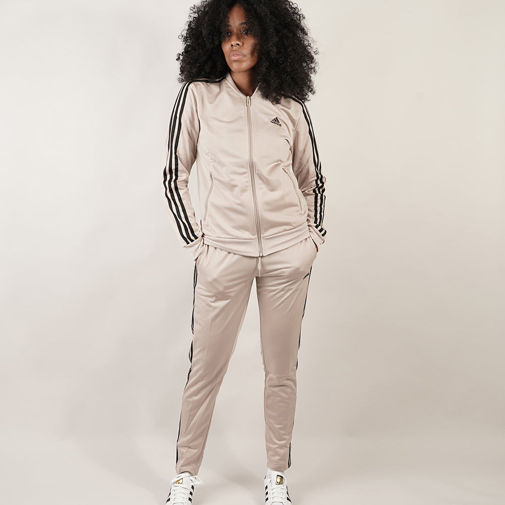
                  
                    ADIDAS Essential
                  
                