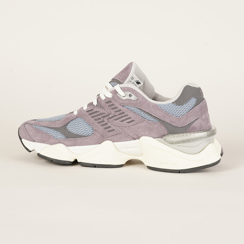 
                  
                    NEW BALANCE 9060
                  
                