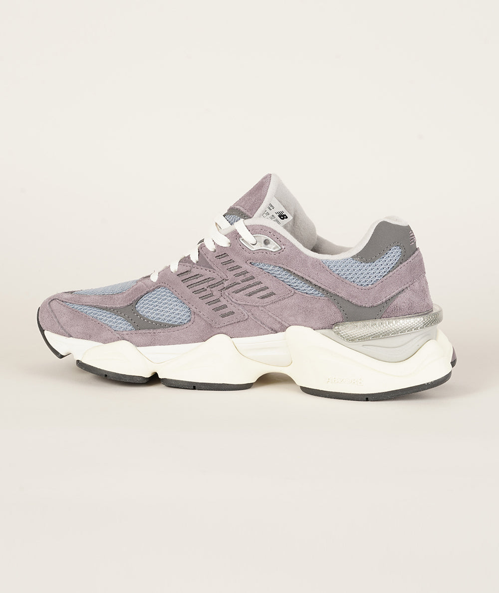 
                  
                    NEW BALANCE 9060
                  
                