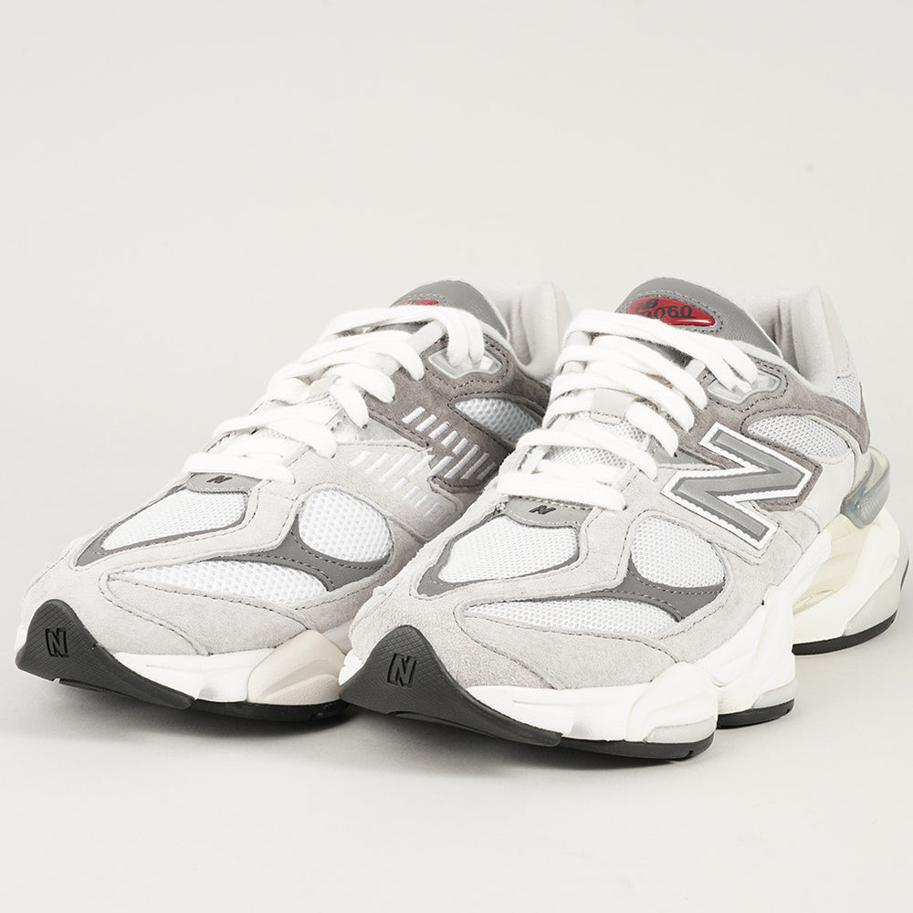 
                  
                    NEW BALANCE 9060
                  
                