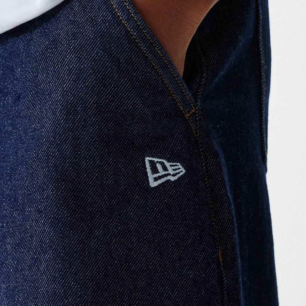 
                  
                    NEW ERA PANTALONI IN DENIM
                  
                