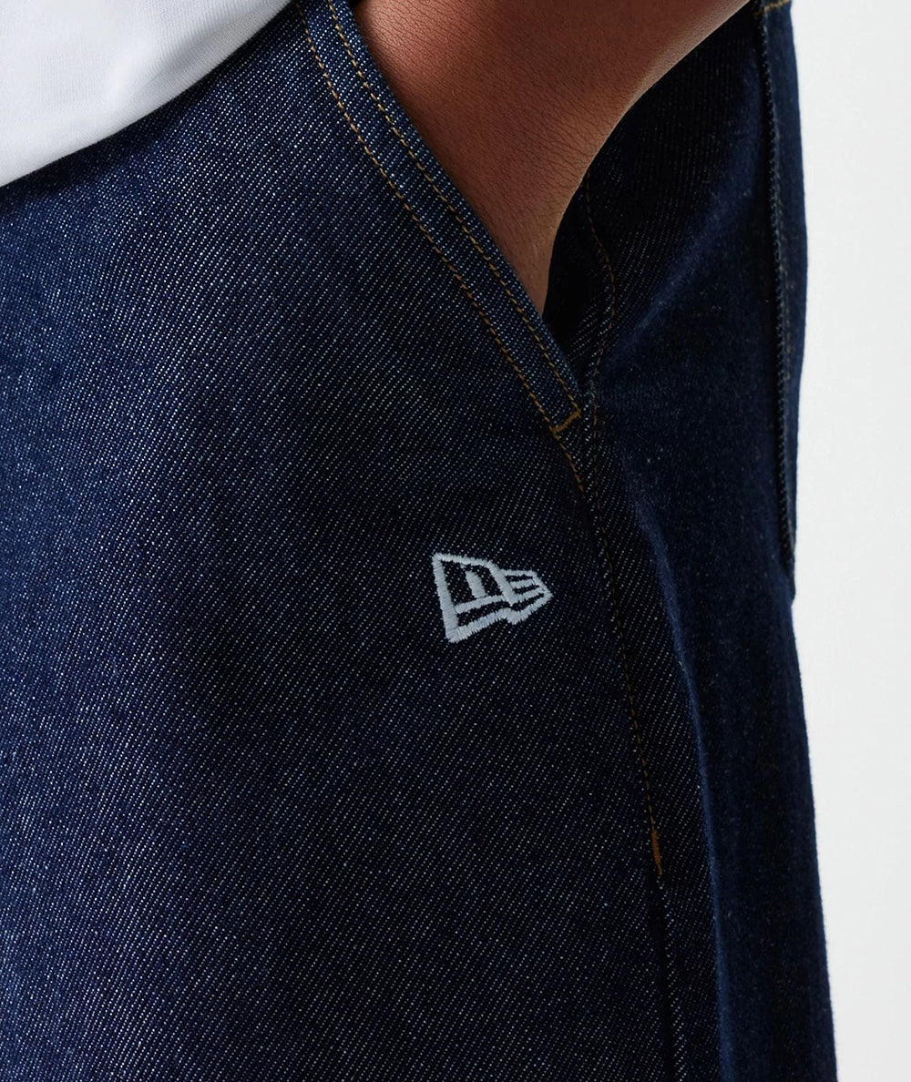 
                  
                    NEW ERA PANTALONI IN DENIM
                  
                