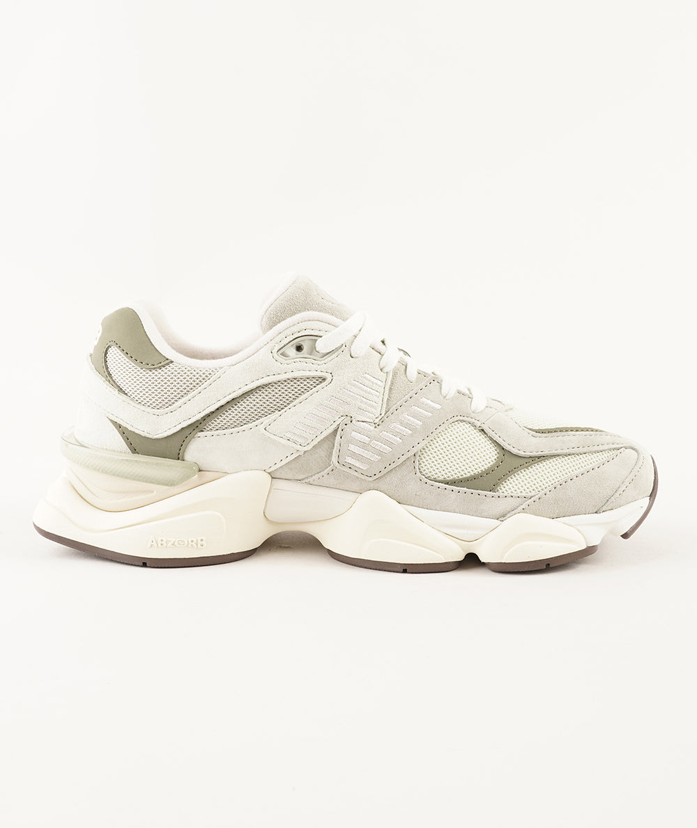 
                  
                    NEW BALANCE 9060
                  
                