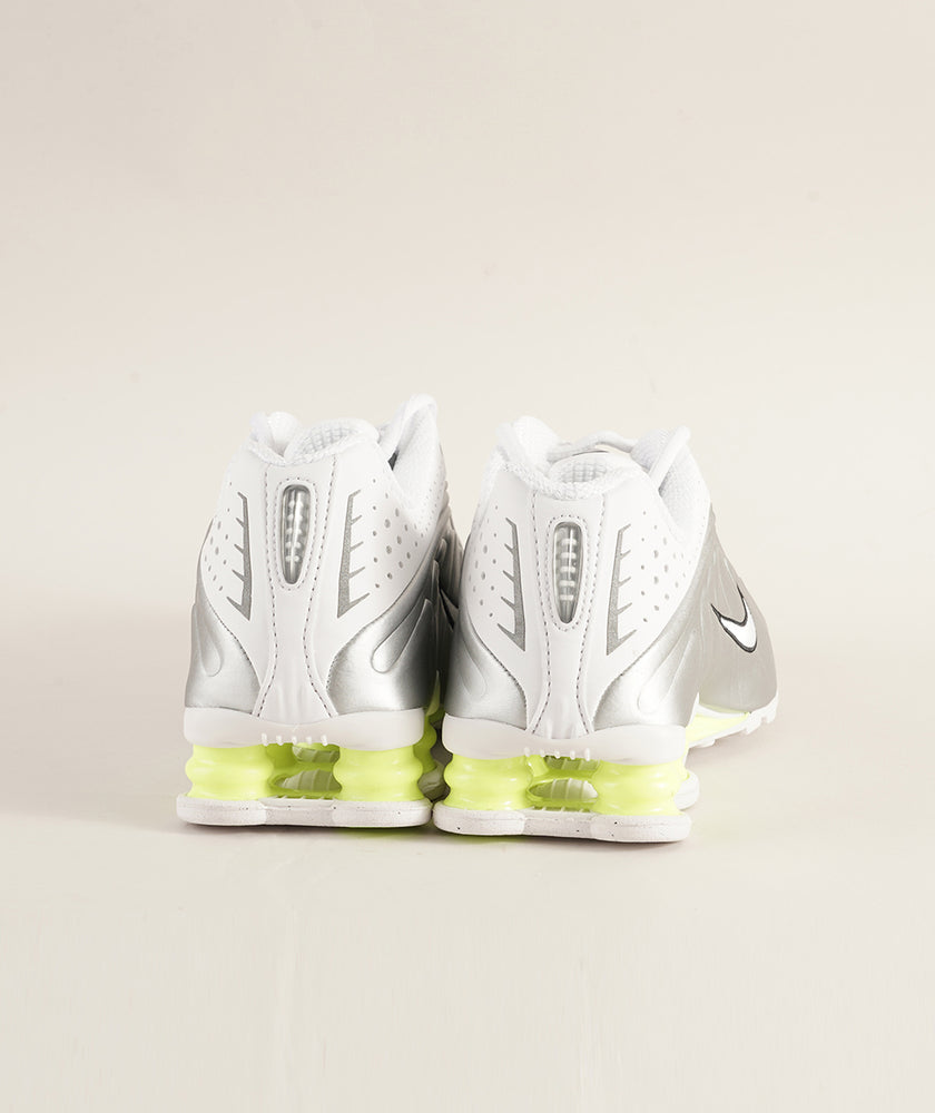 
                  
                    NIKE NIKE SHOX R4
                  
                