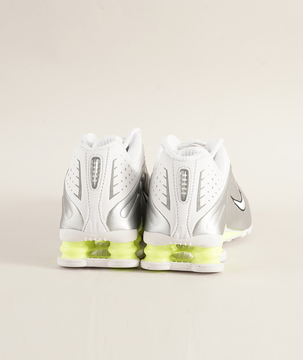 
                  
                    NIKE NIKE SHOX R4
                  
                