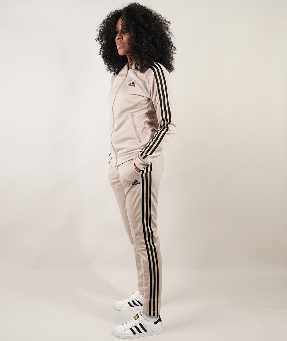 
                  
                    ADIDAS Essential
                  
                