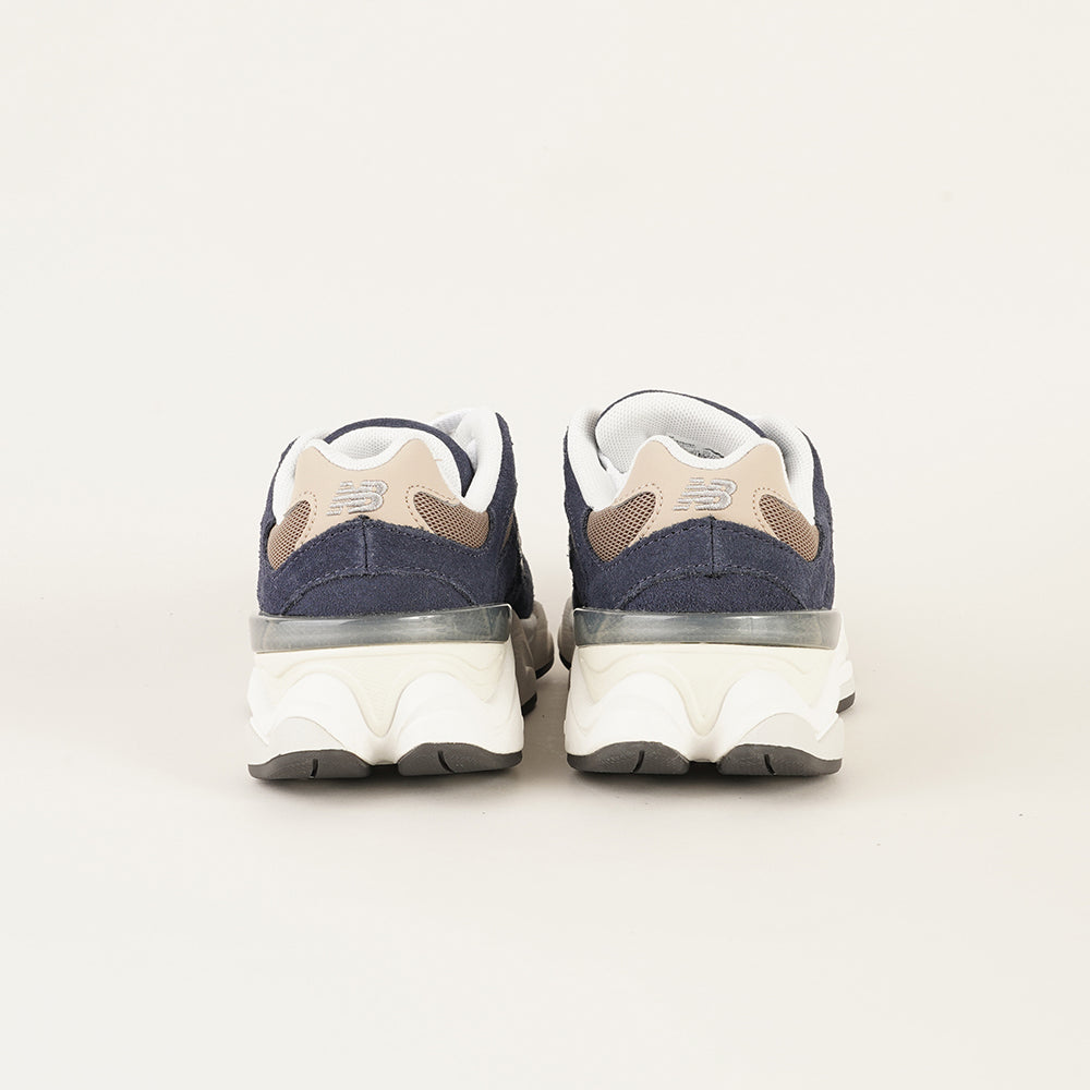 
                  
                    NEW BALANCE 9060
                  
                