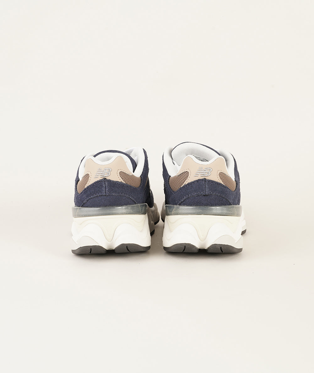 
                  
                    NEW BALANCE 9060
                  
                