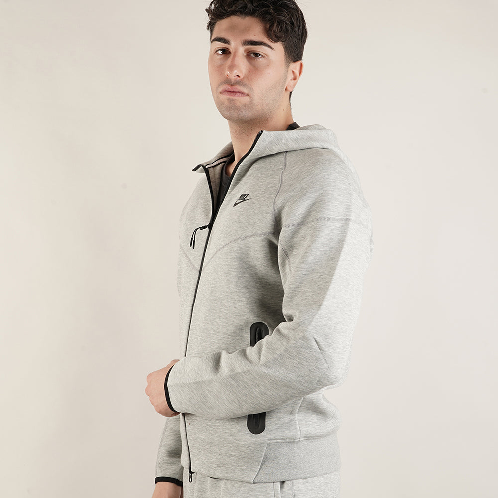 
                  
                    NIKE FELPE TECH FLEECE
                  
                