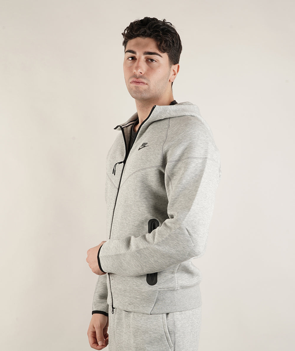 
                  
                    NIKE FELPE TECH FLEECE
                  
                