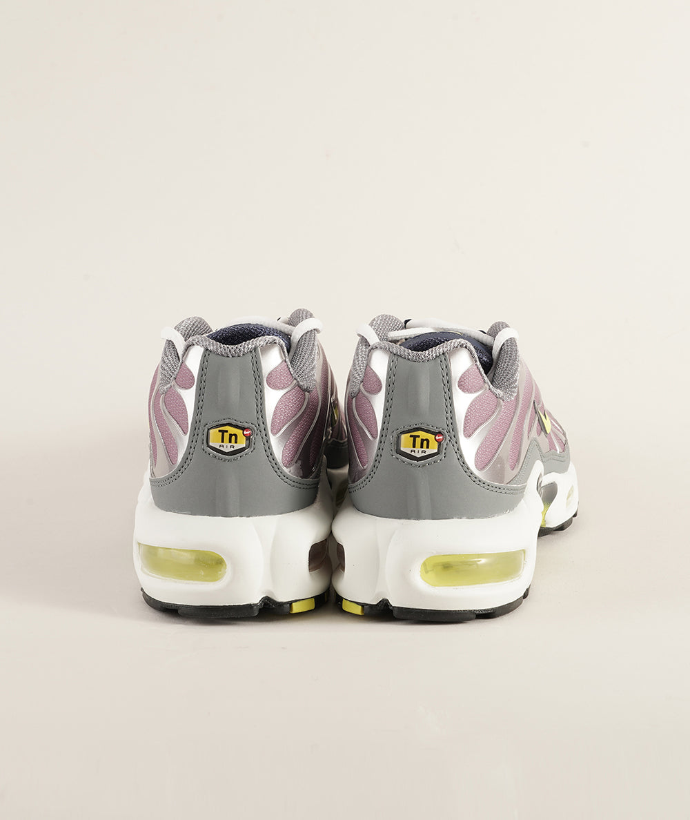 
                  
                    NIKE AIR MAX PLUS
                  
                