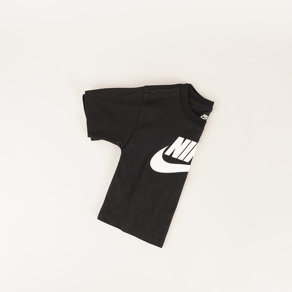 
                  
                    NIKE T-SHIRT BASIC
                  
                