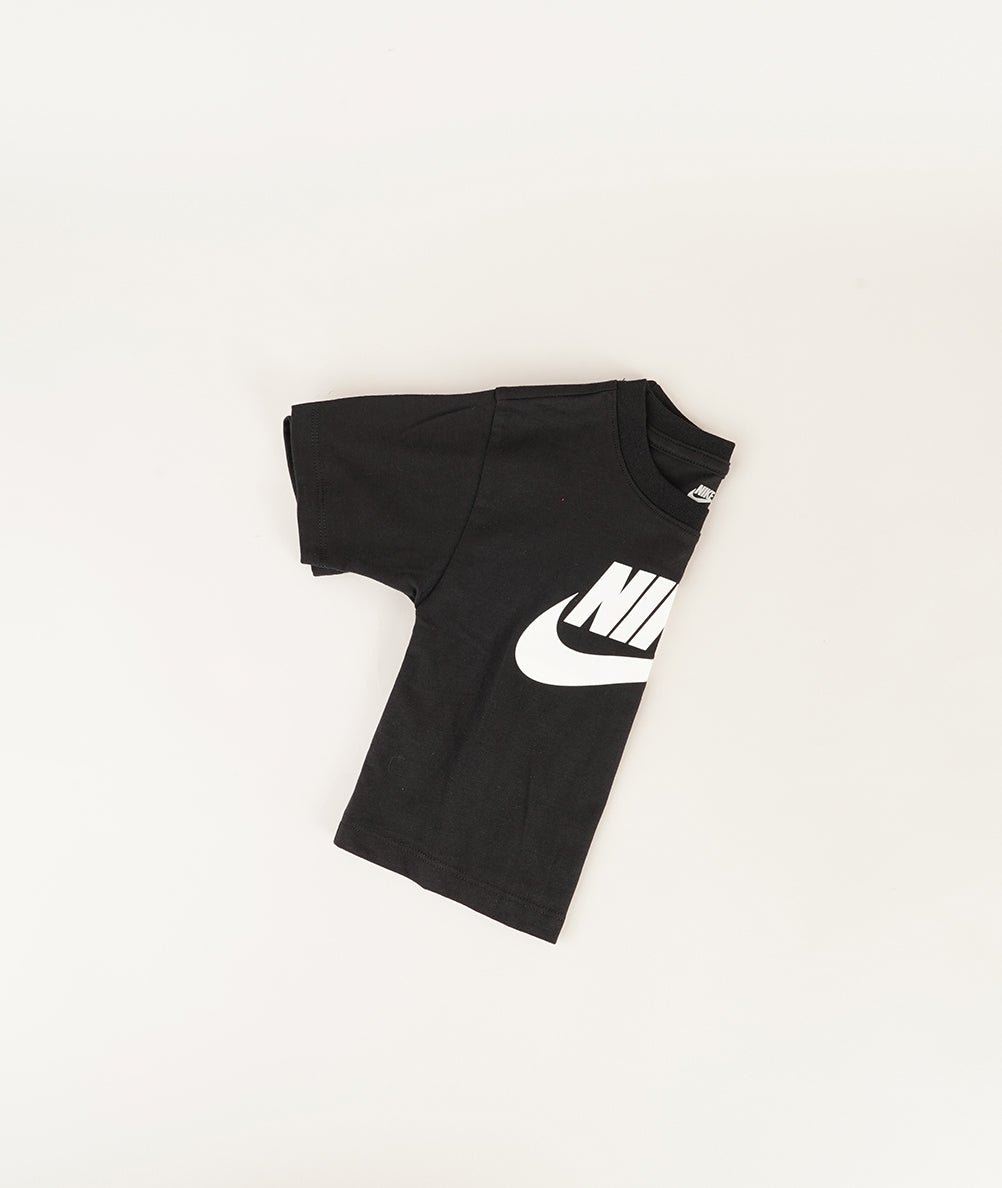 
                  
                    NIKE T-SHIRT BASIC
                  
                