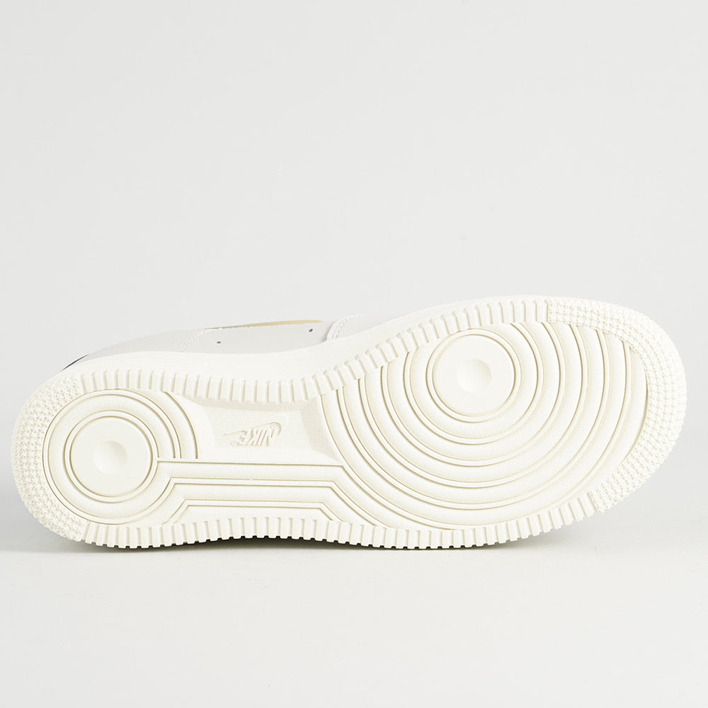 
                  
                    NIKE AIR FORCE 1 '07 LX
                  
                