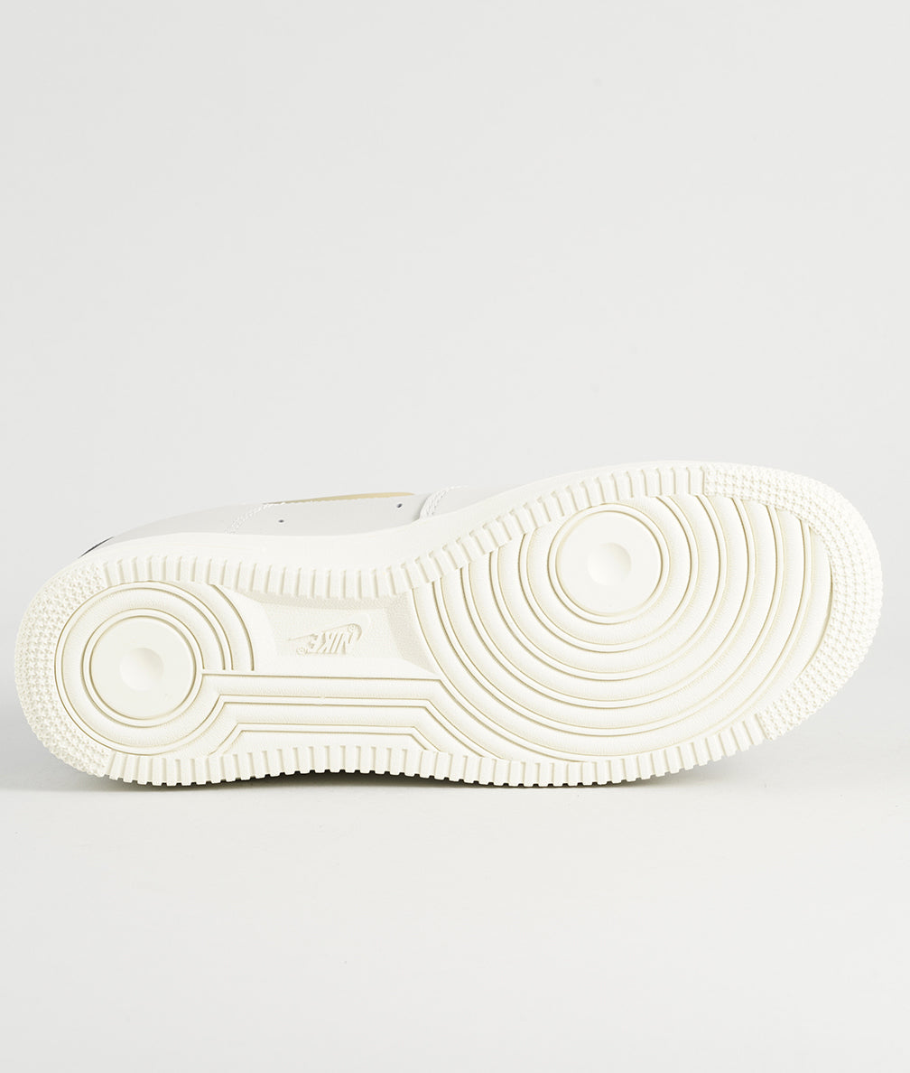 
                  
                    NIKE AIR FORCE 1 '07 LX
                  
                