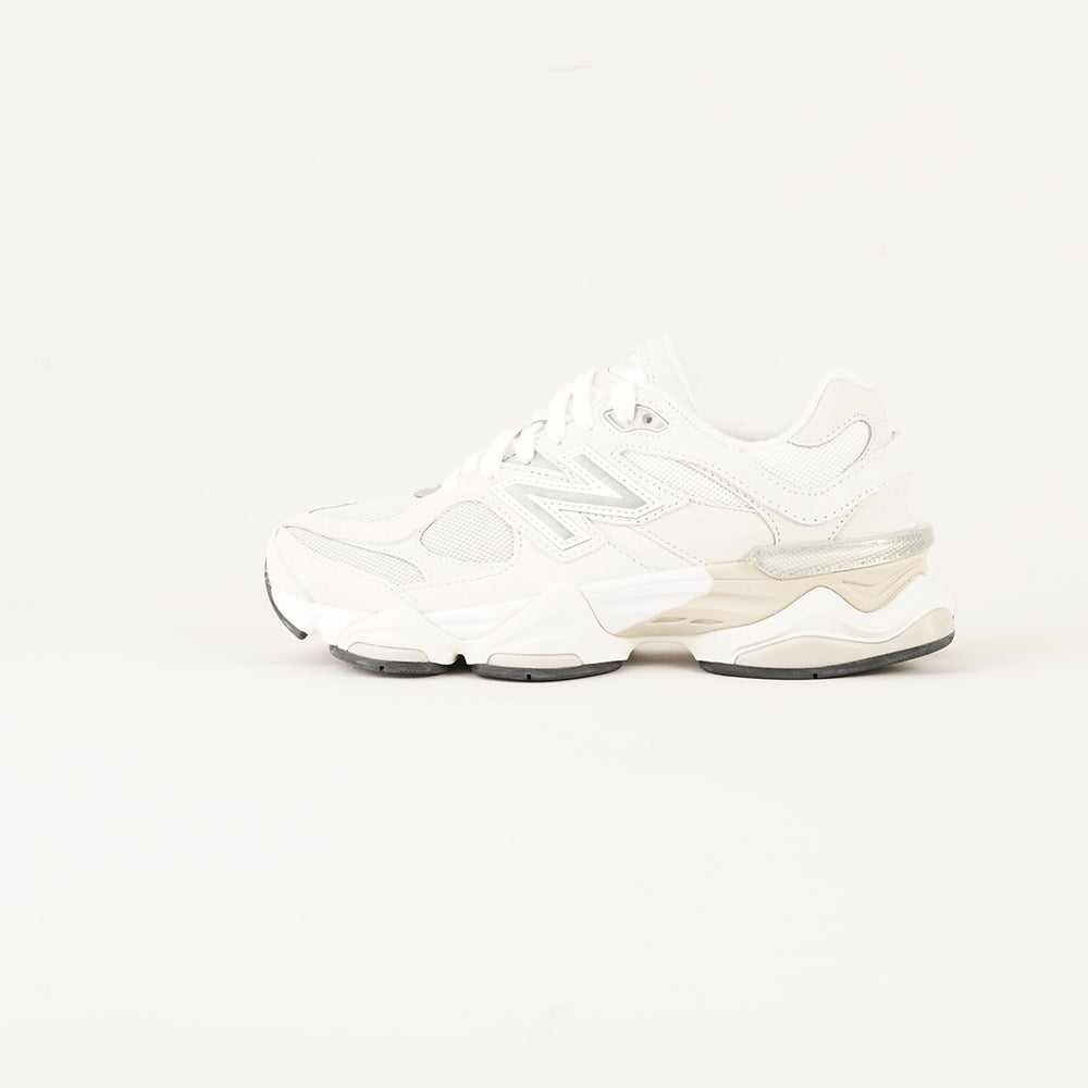 
                  
                    NEW BALANCE 9060
                  
                