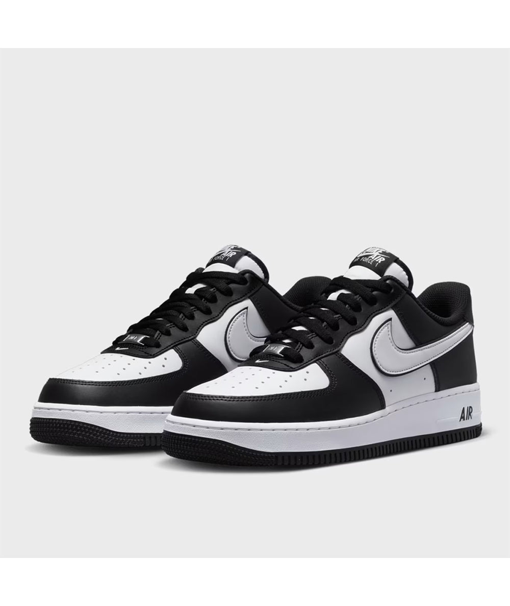 
                  
                    NIKE AIR FORCE 1 '07
                  
                