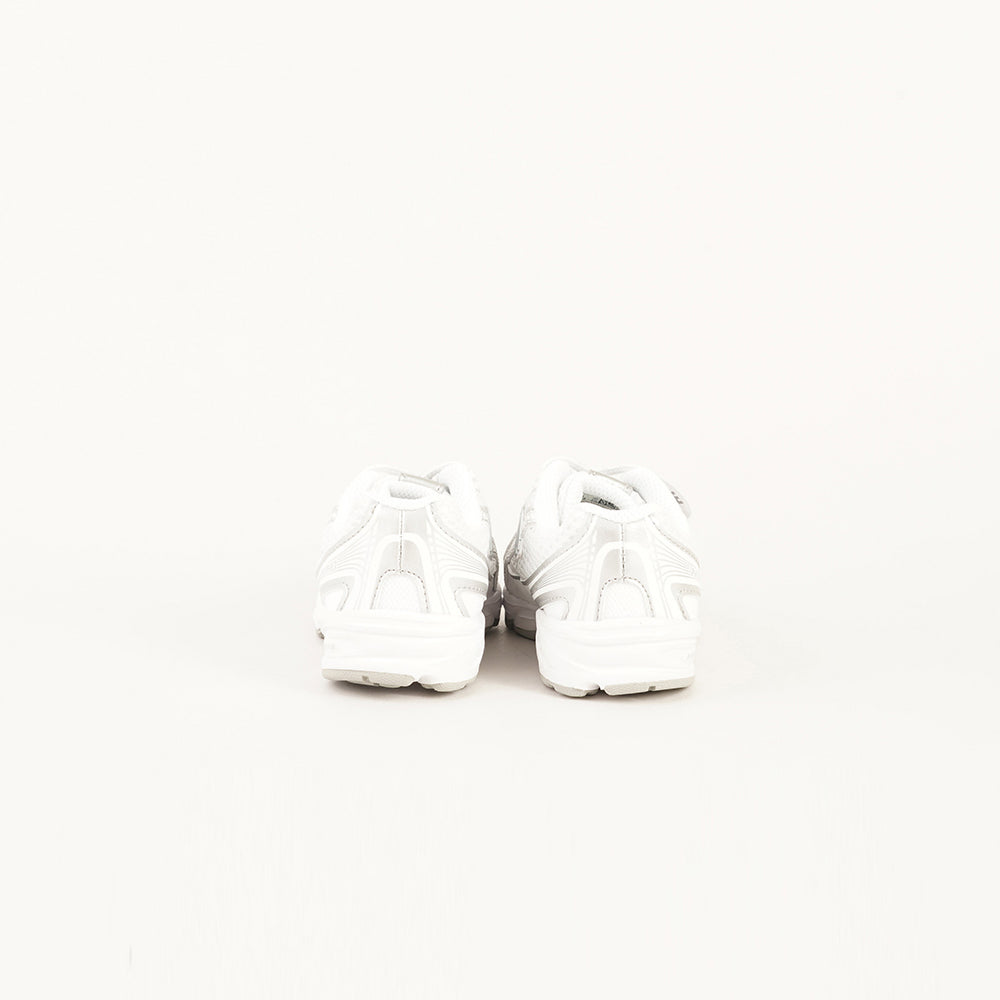 
                  
                    NEW BALANCE 740
                  
                