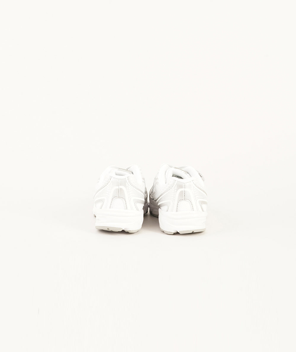 
                  
                    NEW BALANCE 740
                  
                