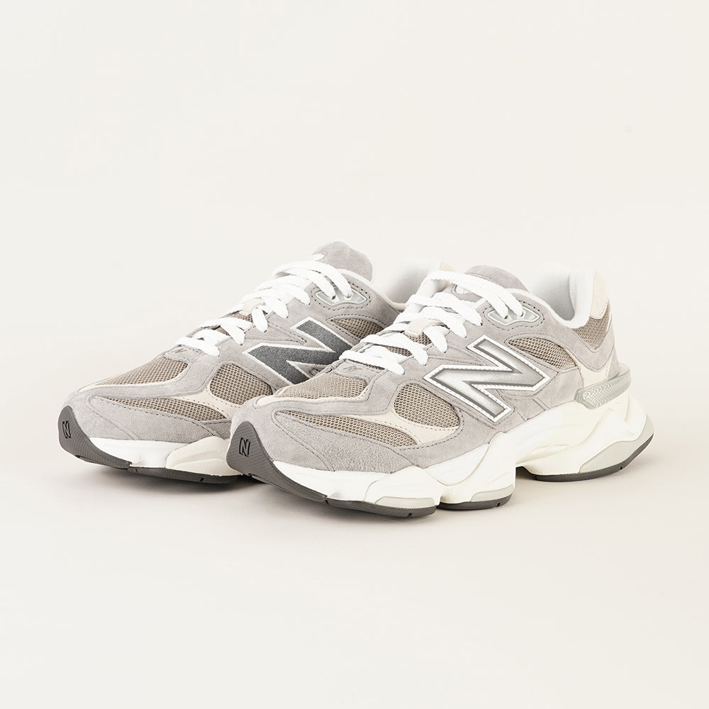 
                  
                    NEW BALANCE 9060
                  
                