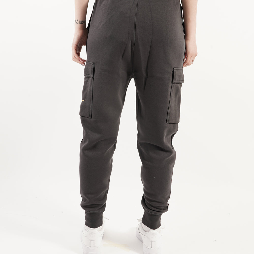 
                  
                    NIKE Sportswear
                  
                