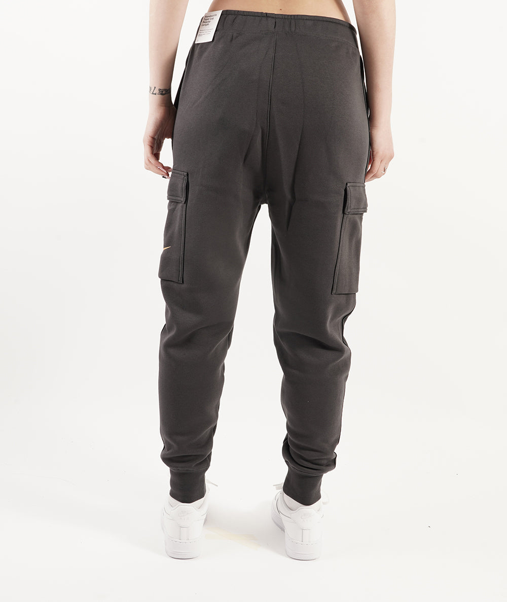 
                  
                    NIKE Sportswear
                  
                