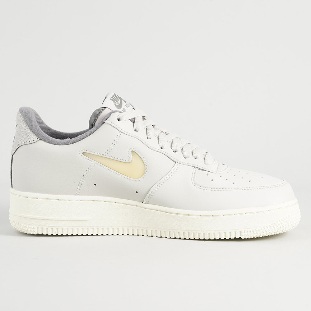 
                  
                    NIKE AIR FORCE 1 '07 LX
                  
                