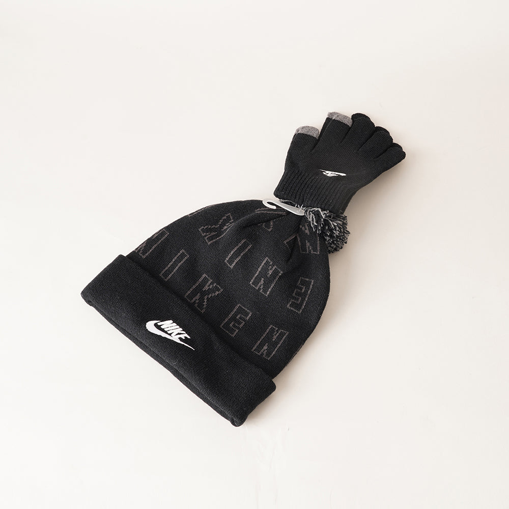 
                  
                    NIKE SET CAPPELLO E GUANTI
                  
                