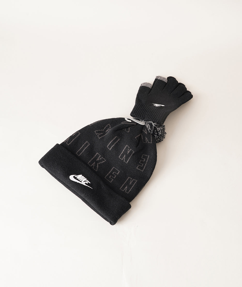 
                  
                    NIKE SET CAPPELLO E GUANTI
                  
                