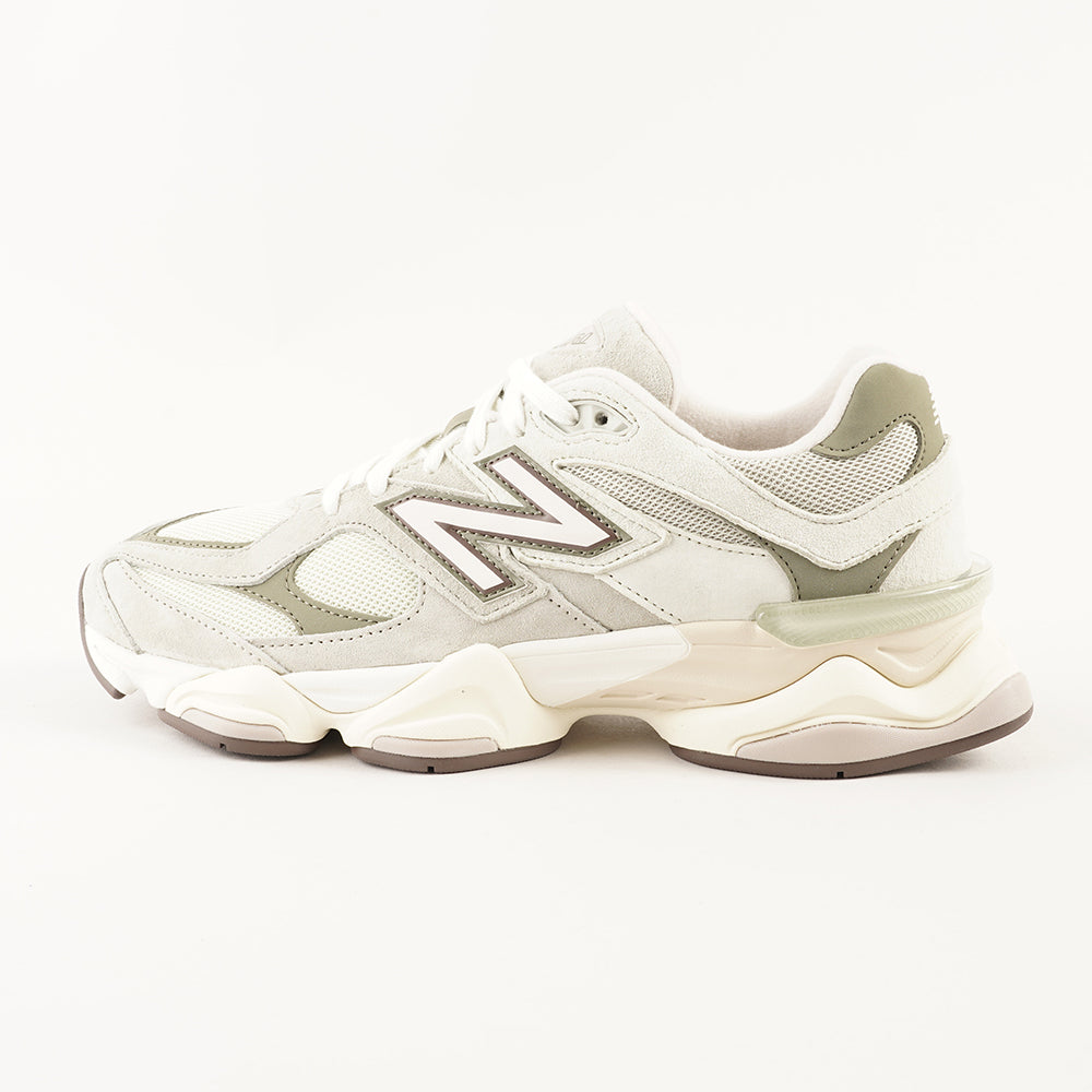 
                  
                    NEW BALANCE 9060
                  
                