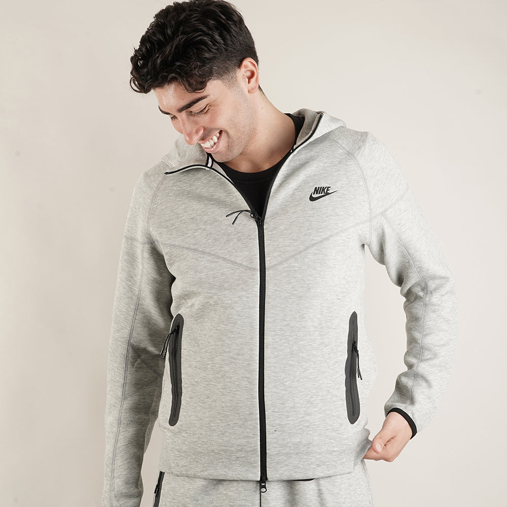 
                  
                    NIKE FELPE TECH FLEECE
                  
                