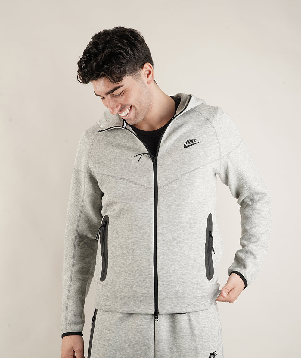 
                  
                    NIKE FELPE TECH FLEECE
                  
                