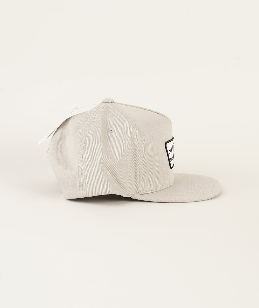 
                  
                    VANS FULL PATCH SNAP
                  
                