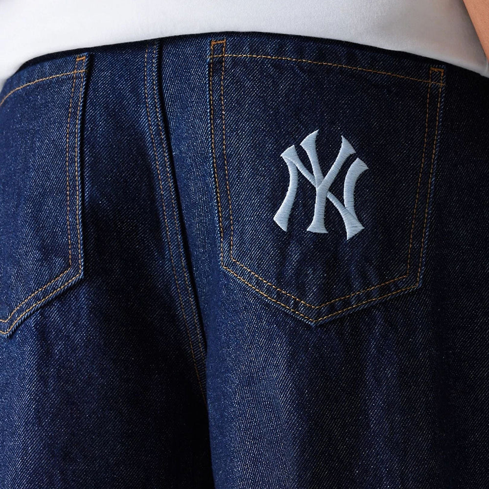 
                  
                    NEW ERA PANTALONI IN DENIM
                  
                